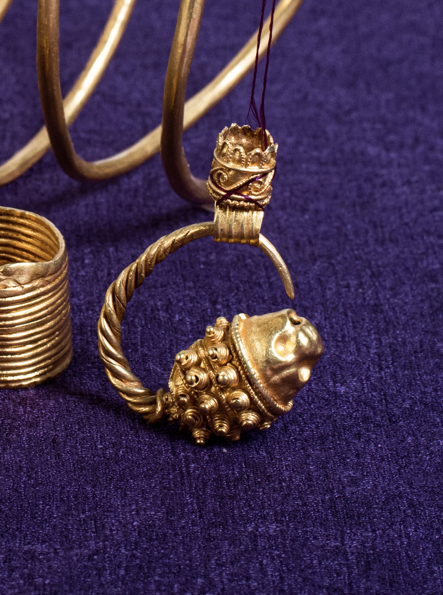 Вкрадене сарматське золото: OLIZ представив хустку із зображенням легендарних прикрас-Фото 3