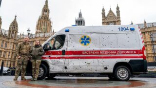 Розстріляну росіянами "швидку" показали у центрі Лондона 