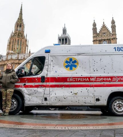 Розстріляну росіянами "швидку" показали у центрі Лондона 