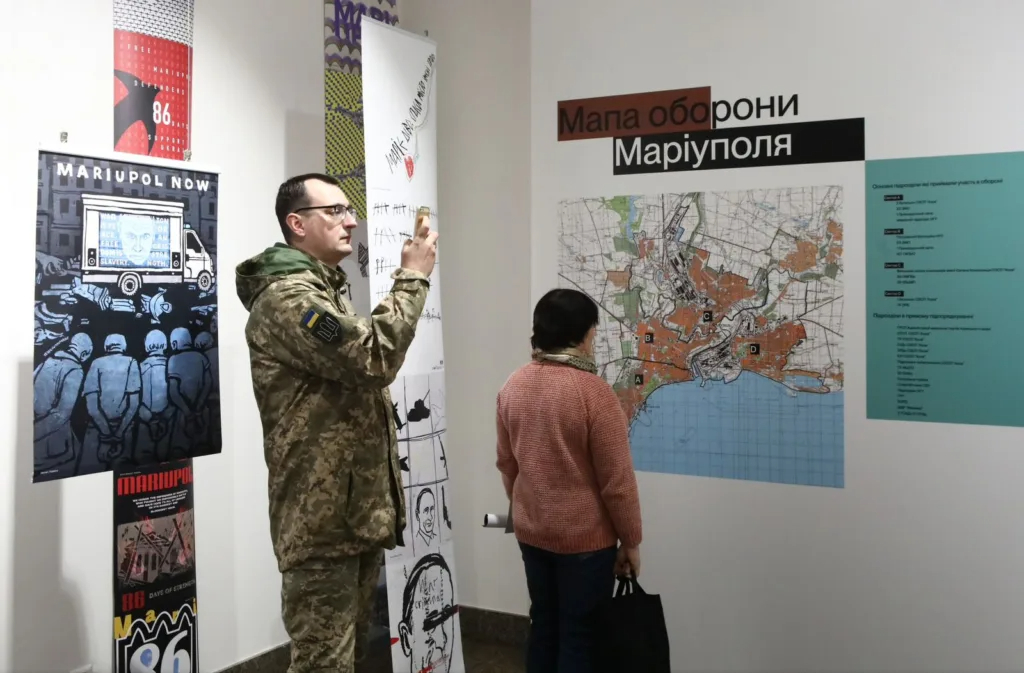 У Музеї історії Києва відкрилася міжнародна виставка плакатів, які вдохновлені битвою за Маріуполь-Фото 2