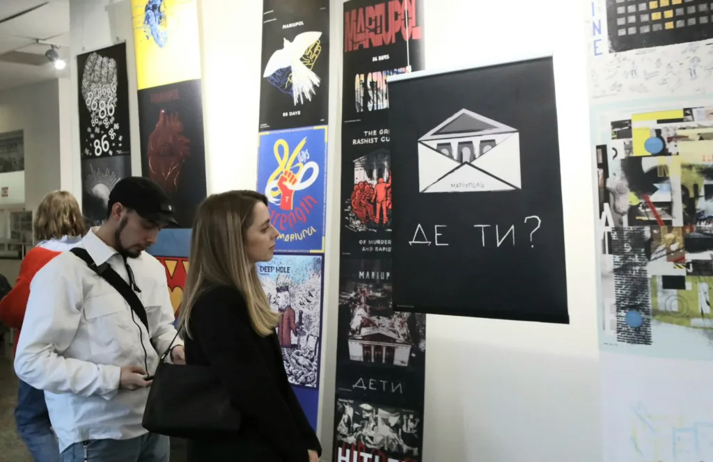 У Музеї історії Києва відкрилася міжнародна виставка плакатів, які вдохновлені битвою за Маріуполь-Фото 3