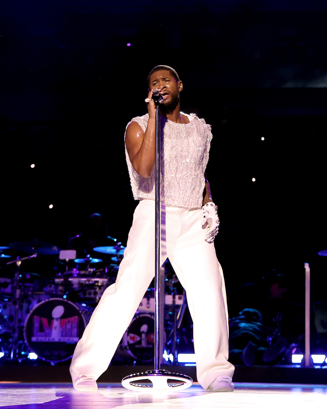 Головні хіти, вбрання від Dolce&Gabbana та Off-White, дуети з Алішею Кіз і will.i.am: виступ Usher на Супербоулі-2024-Фото 5
