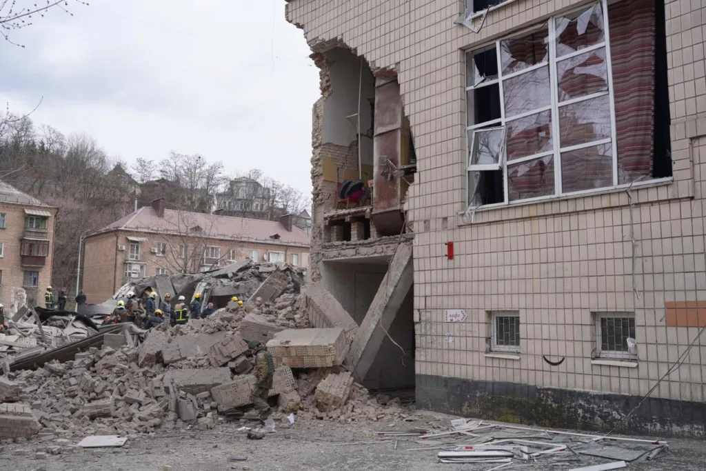 Внаслідок російського ракетного удару по Києву зруйновано частину Академії імені М. Бойчука-Фото 1