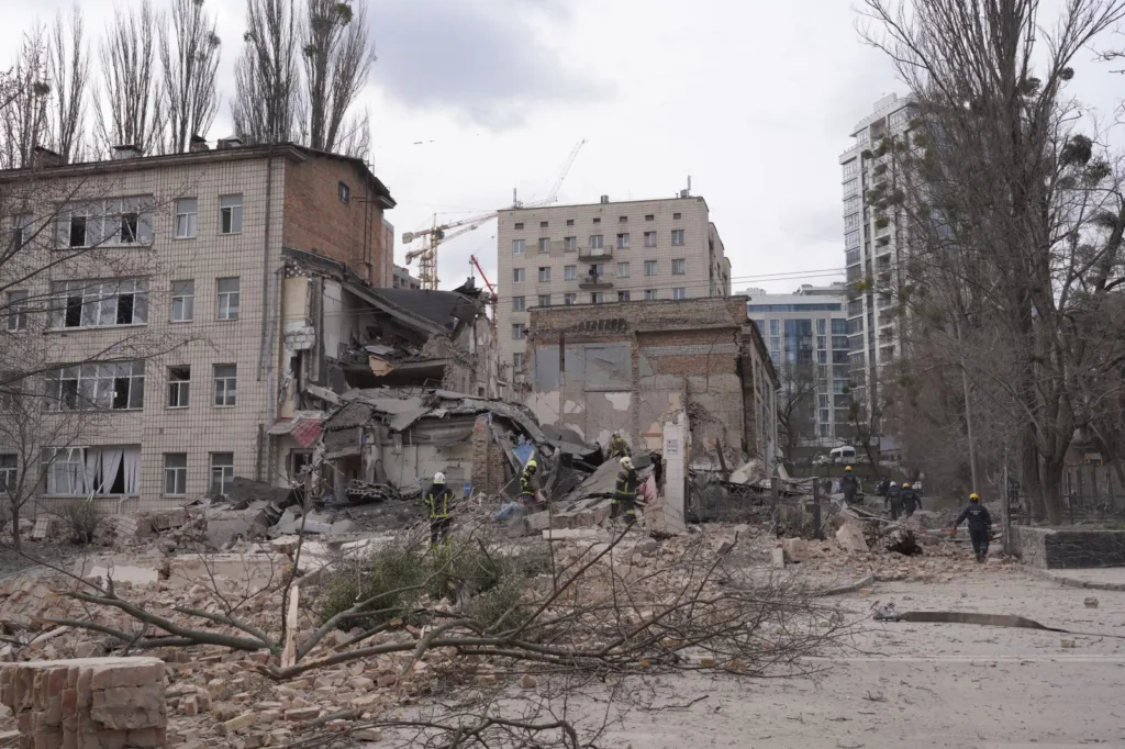 Внаслідок російського ракетного удару по Києву зруйновано частину Академії імені М. Бойчука-Фото 2