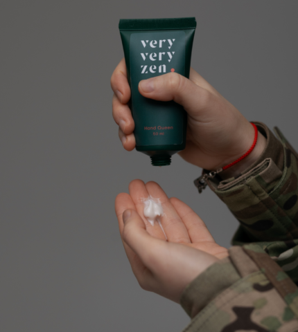 У Києві відбулася фотовиставка “Руки сміливої ​​нації” від українського косметичного бренду Very Very Zen-430x480