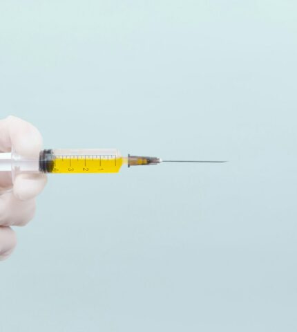 щеплення омікрон-специфічною вакциною проти COVID-19