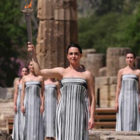 У Греції запалили Олімпійський вогонь