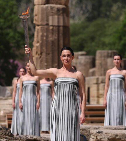 У Греції запалили Олімпійський вогонь