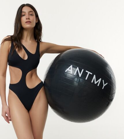 Бути в потоці: нова колекція спортивного одягу та купальників від ANTMY-430x480