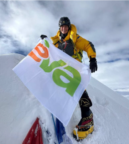 Прапор України замайорів на Евересті: альпіністка Антоніна Самойлова за підтримки EVA втретє підкорила найвищу гору планети-430x480