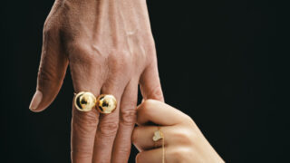 В її руках — життя: Guzema Fine Jewelry випустили кампейн до Дня матері-320x180