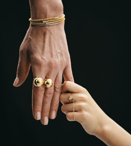В її руках — життя: Guzema Fine Jewelry випустили кампейн до Дня матері-430x480