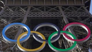 Ейфелеву вежу прикрасили олімпійськими кільцями