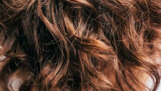 Що таке симптом «свинячого хвостика» на волоссі, або чому нам всім раз на пів року потрібна трихоскопія? Пояснює лікар-трихолог-320x180
