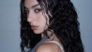 Charli XCX амбасадор Valentino Beauty