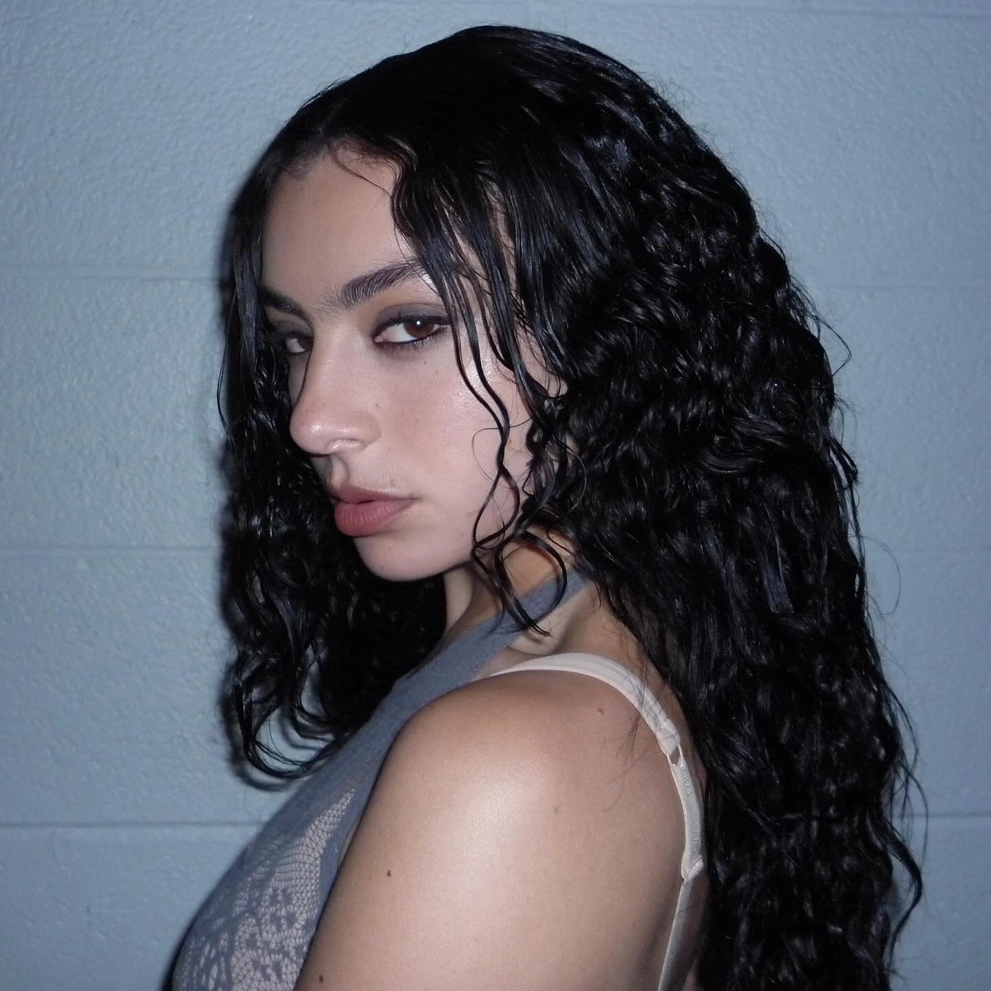 Charli XCX амбасадор Valentino Beauty