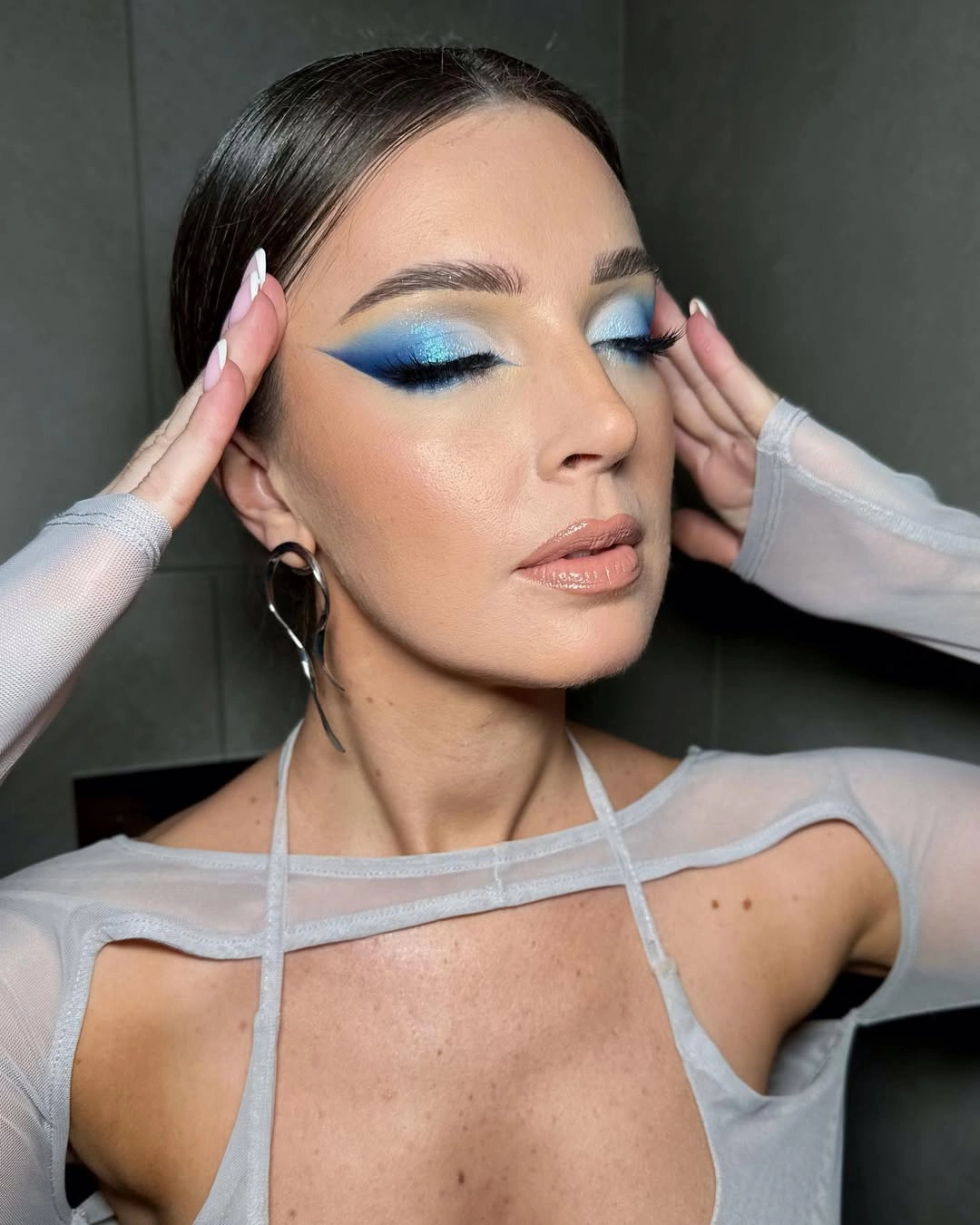 icy makeup з блакитними тінями