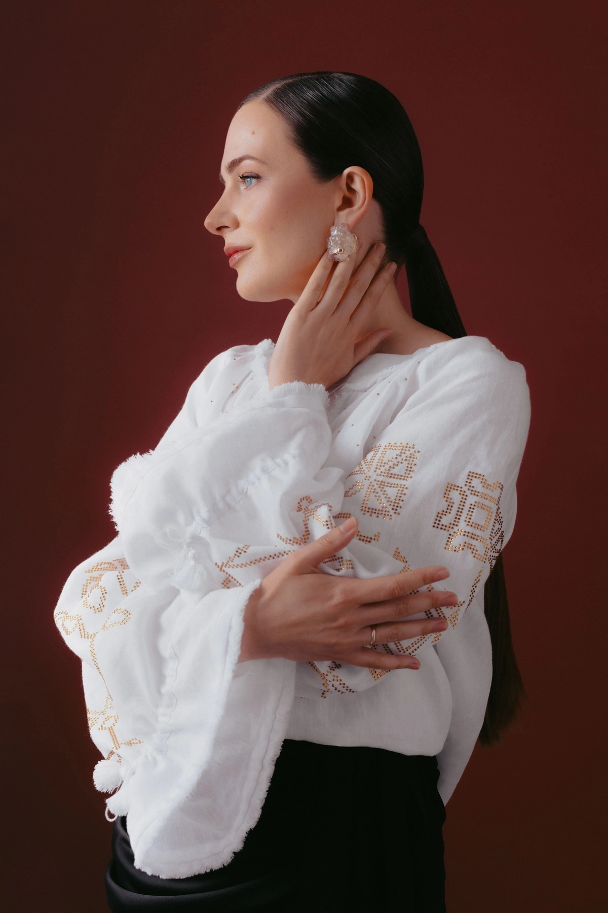 біла вишиванка з камінням