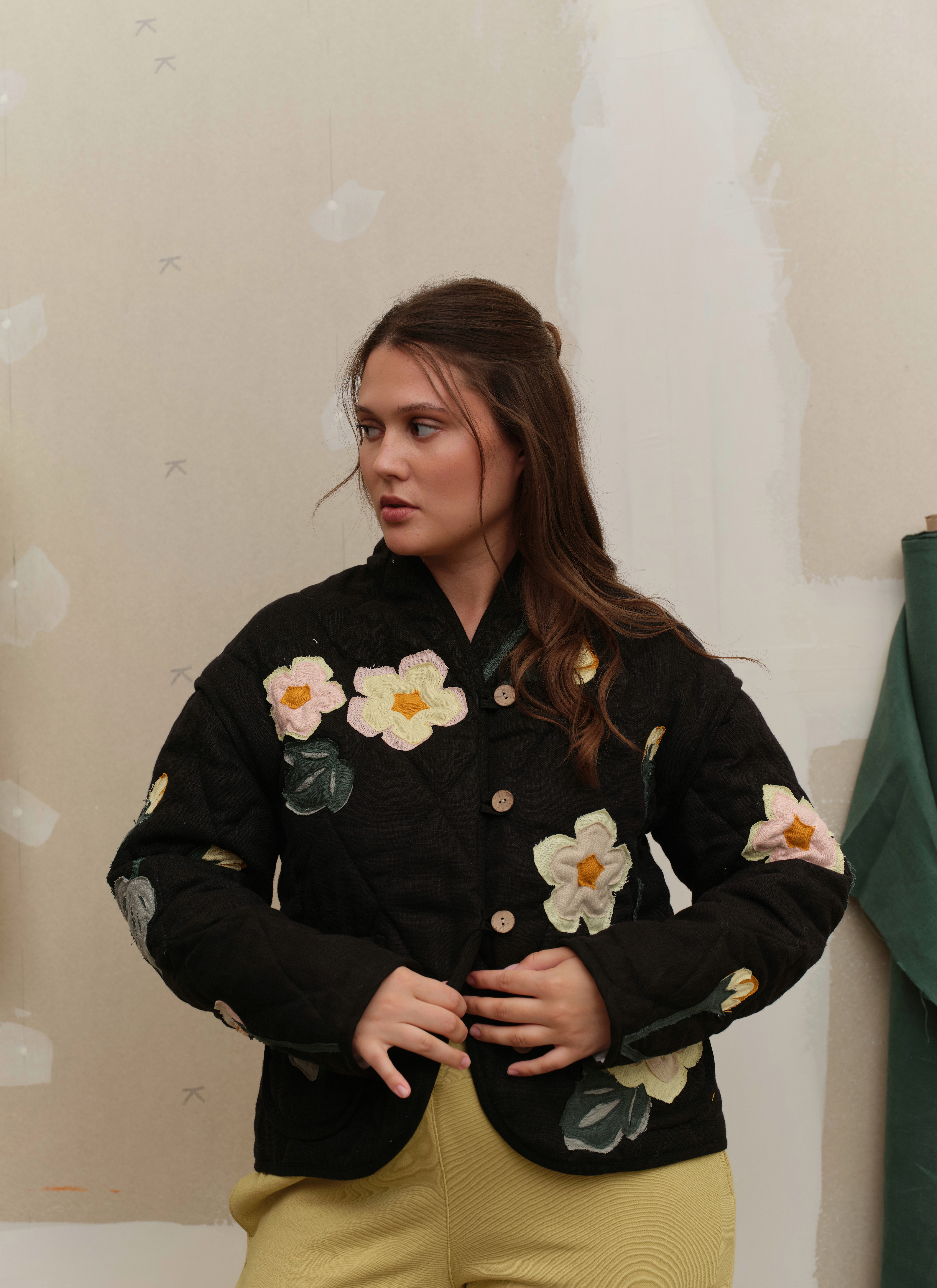 межах сталого підходу бренд і далі використовує залишки матеріалів — зокрема льон і утеплювач