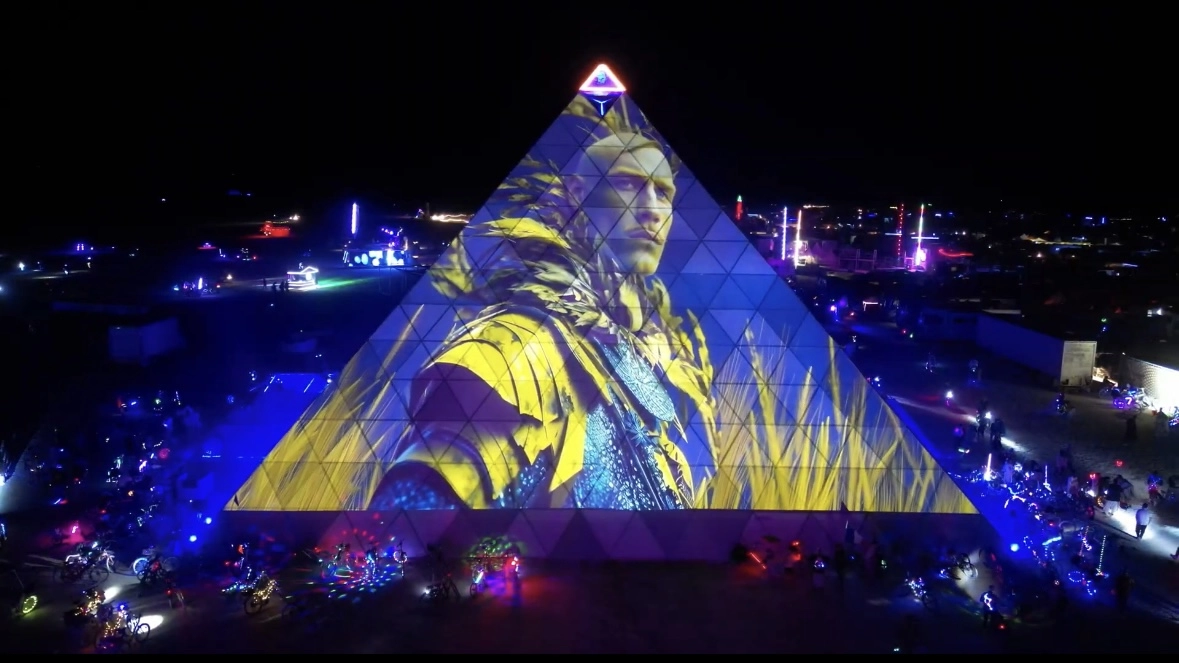 відео створене українцями прикрасило головну піраміду Burning Man