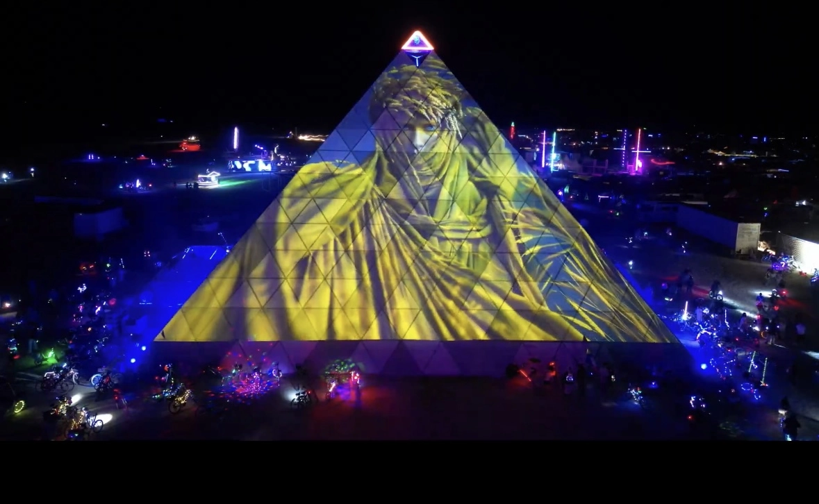 відео створене українцями прикрасило головну піраміду Burning Man