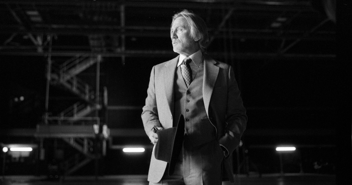 Прокинься покійнику Ножі наголо стрічка 