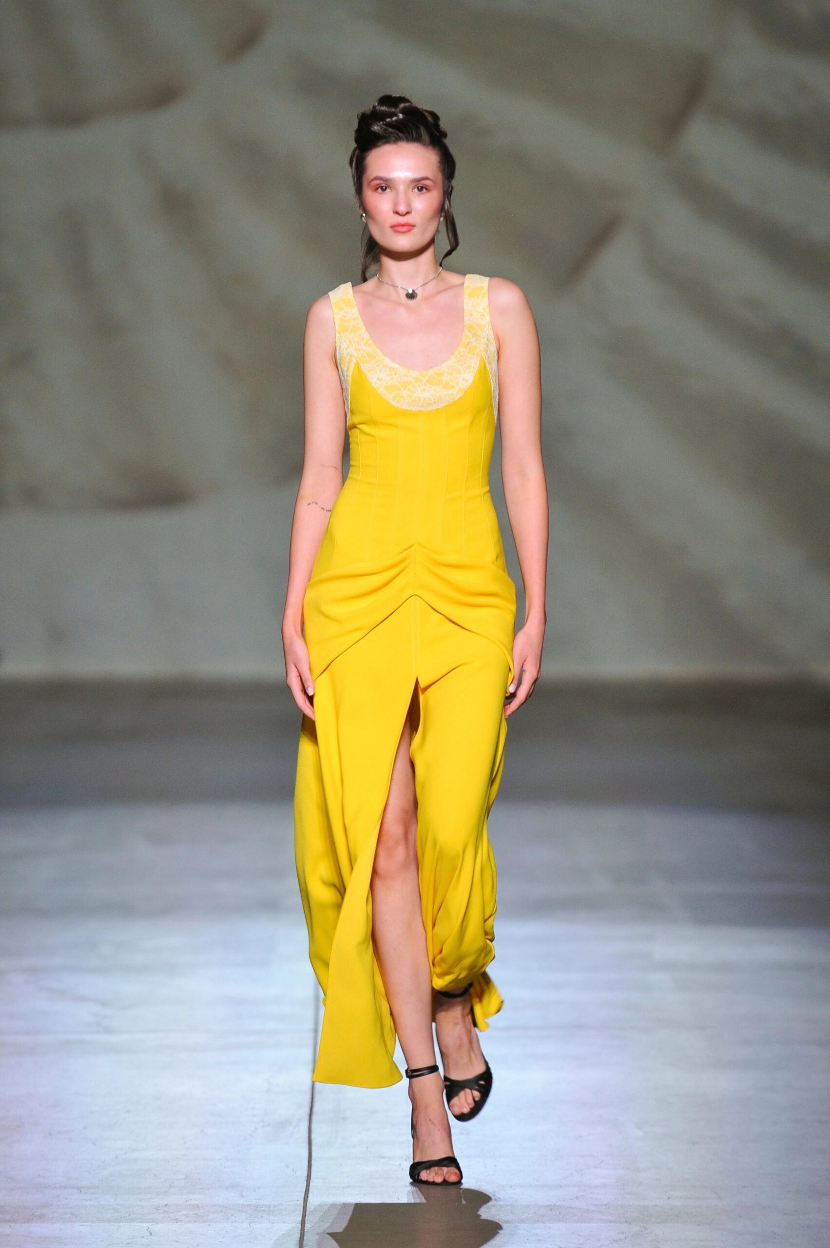 жовта сукня