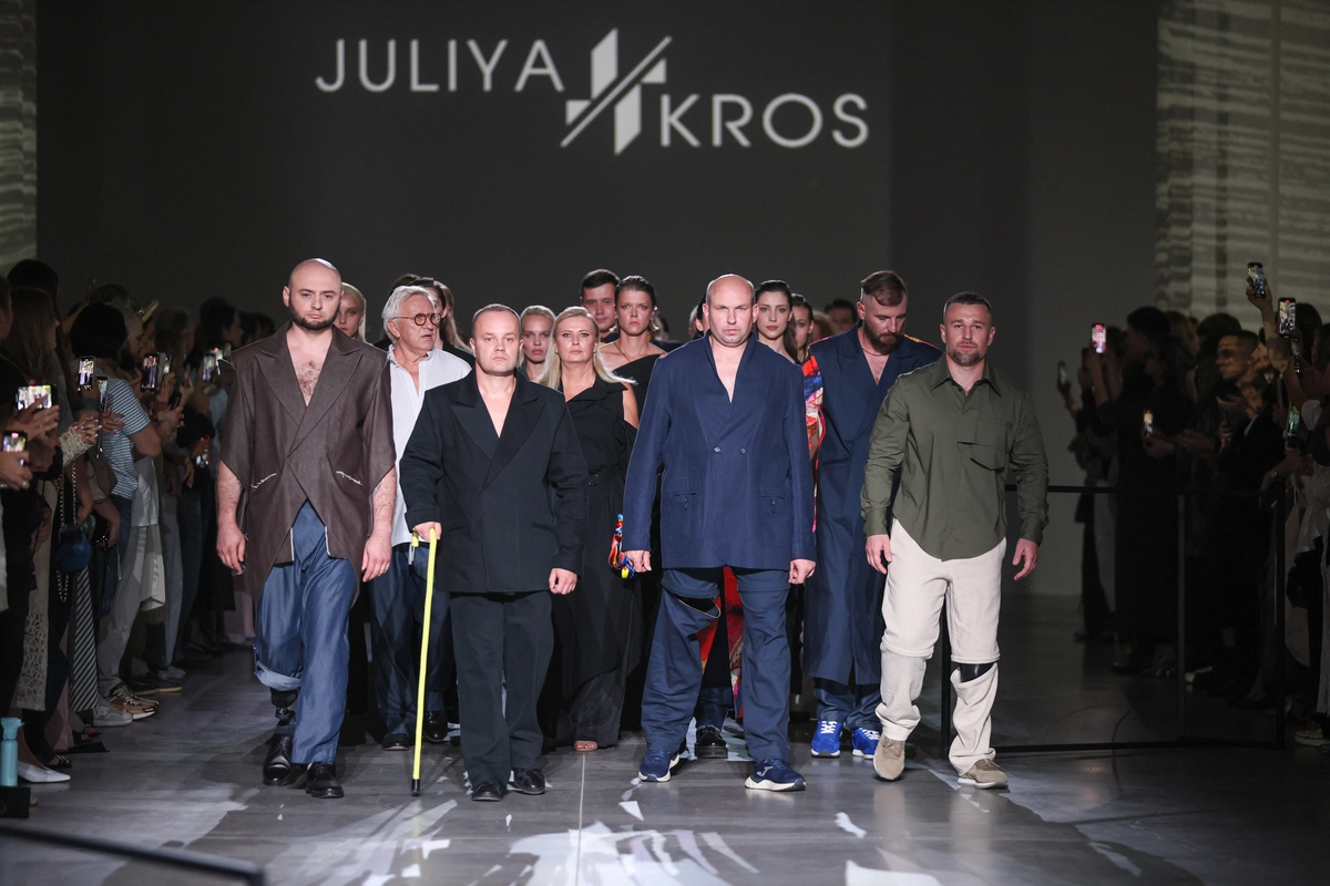 Колекція жіночого, чоловічого одягу та лінійка одягу з функцією