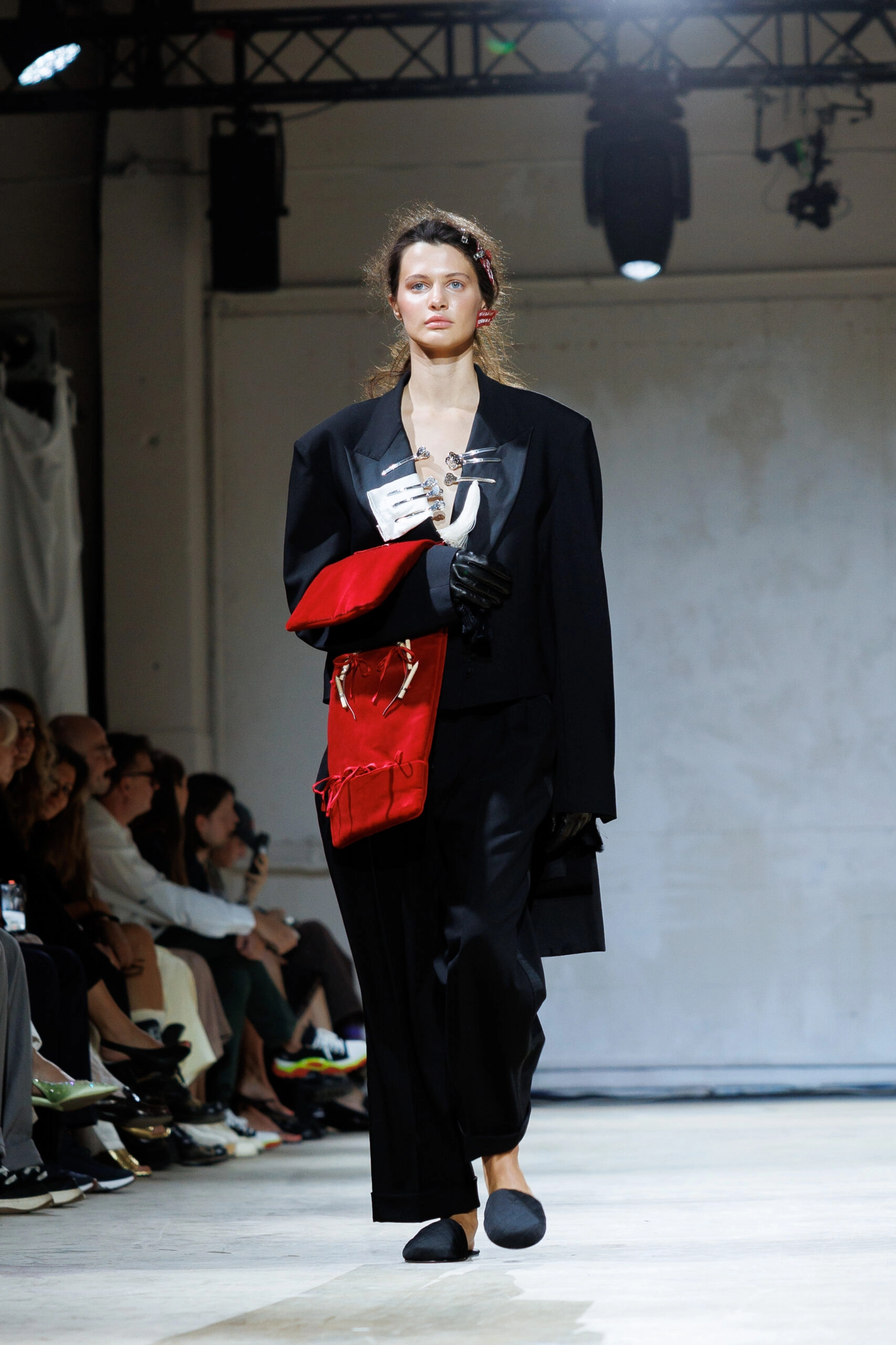 чорне пальто