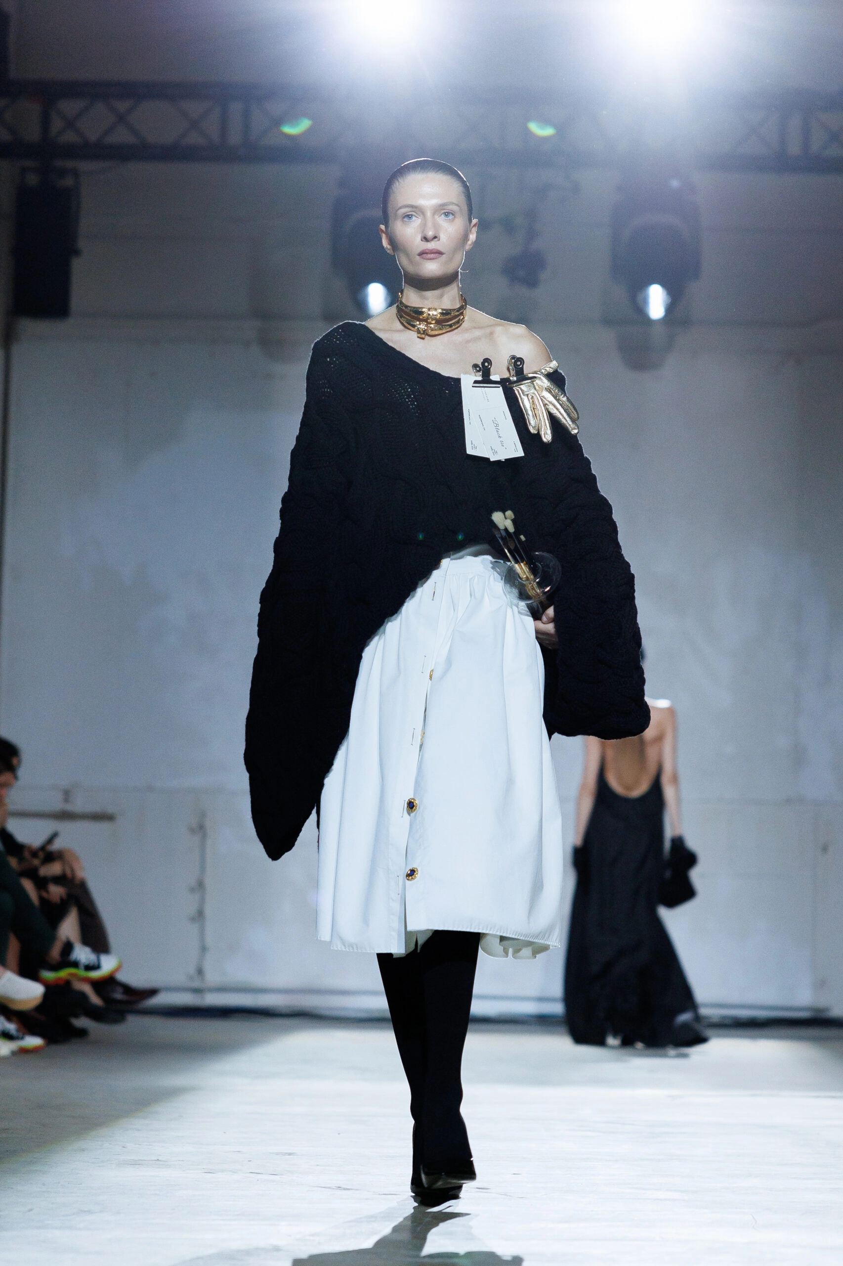 біла спідниця