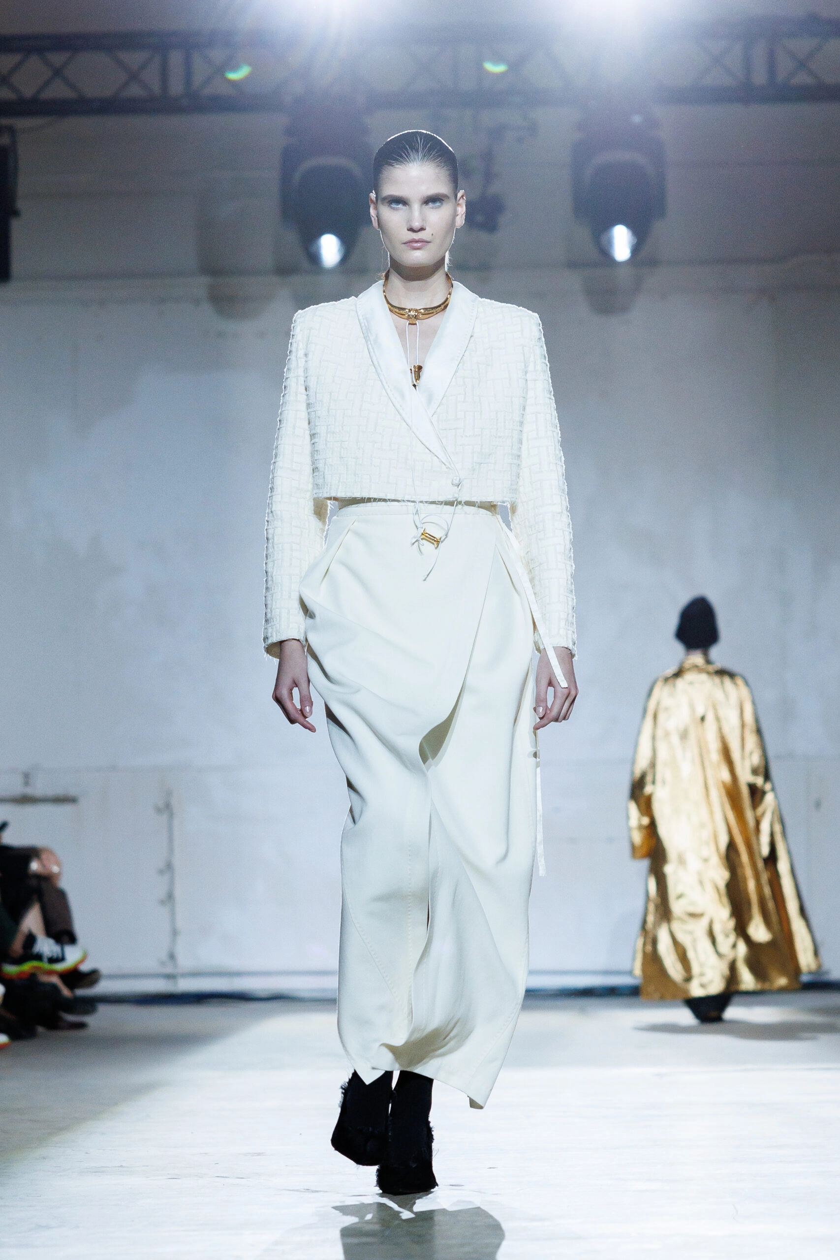 білий брючний костюм