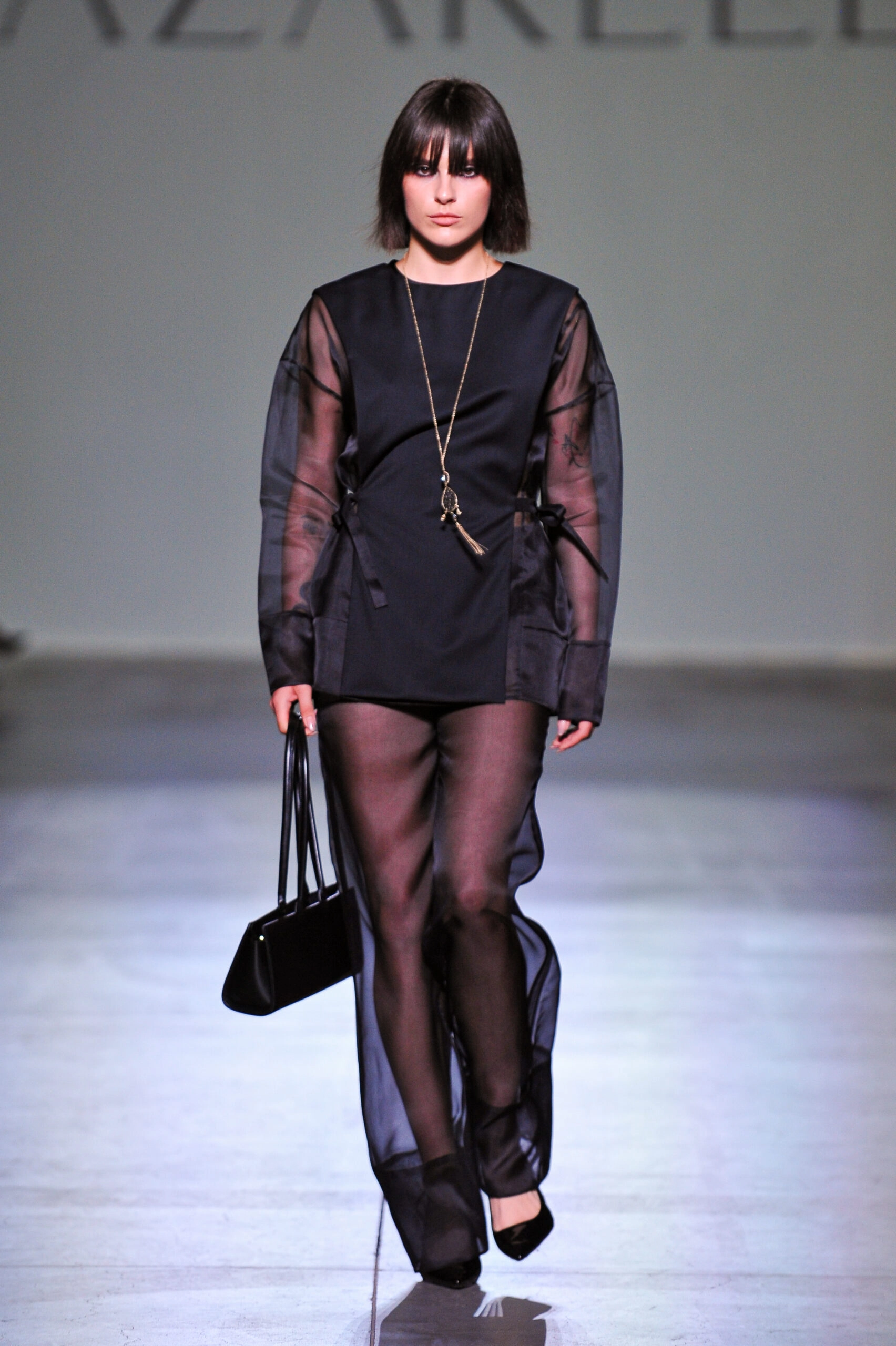 костюм брючний з прозорими деталями