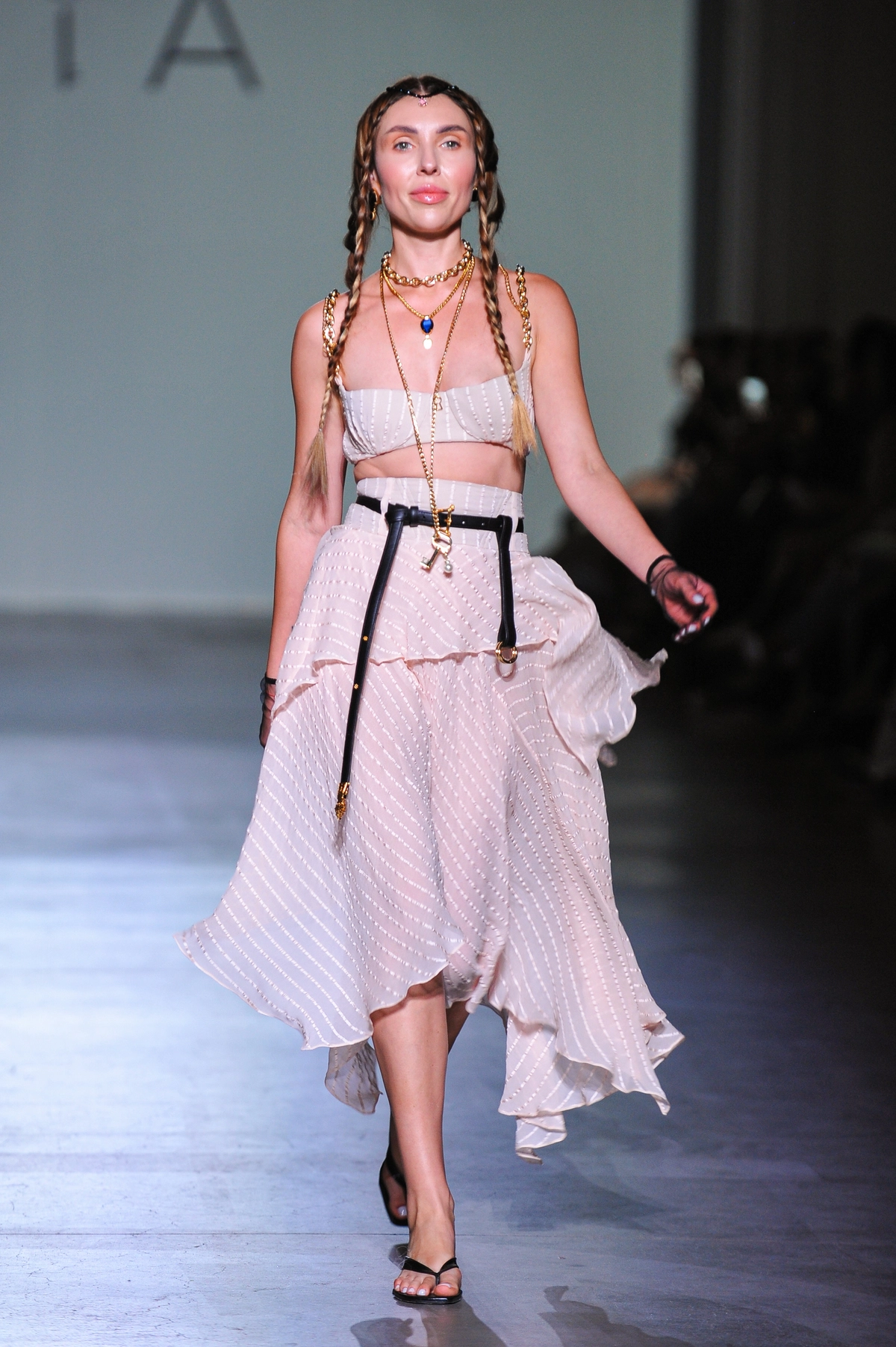 показ TONiA SS26