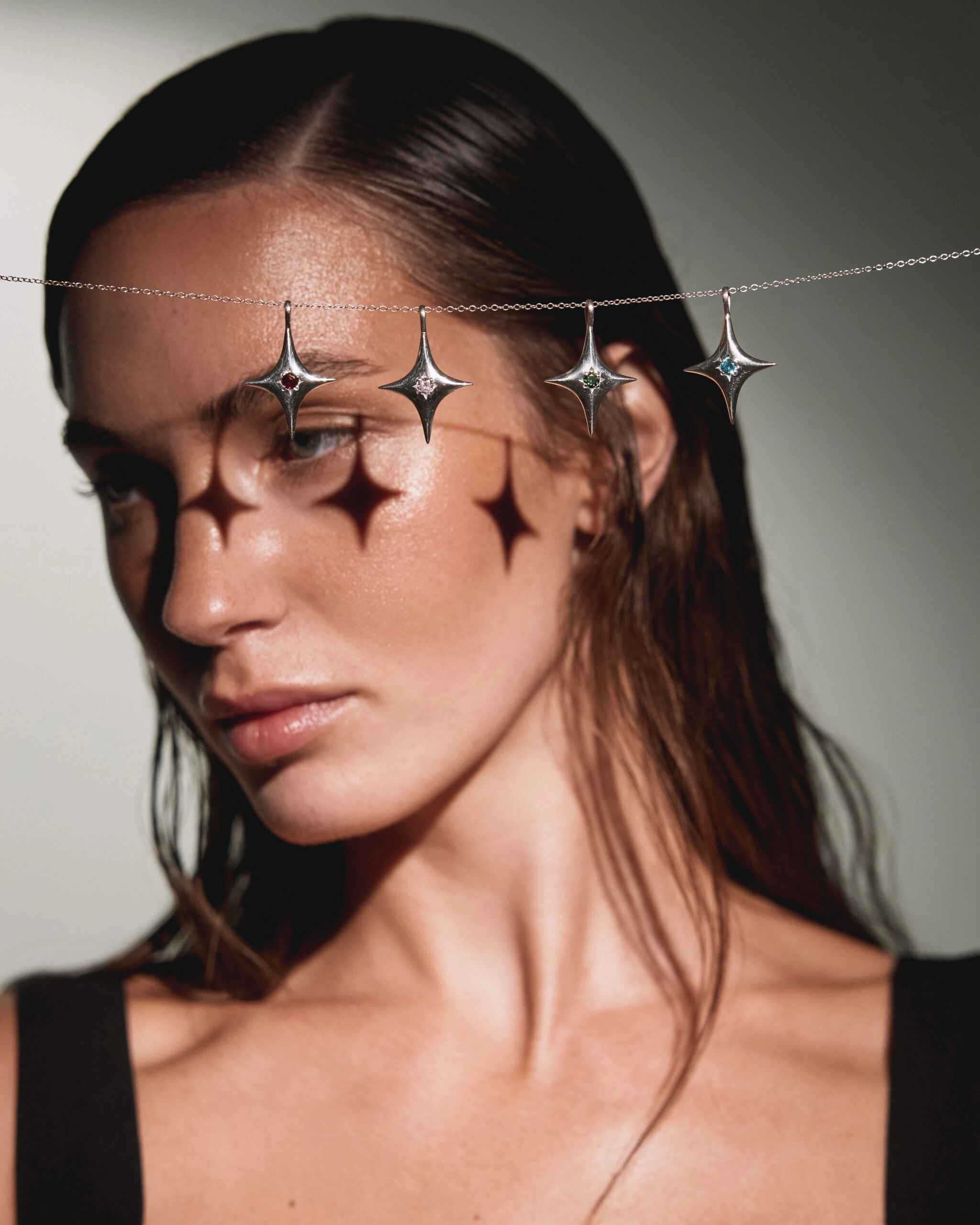 історію, що поєднує у собі магію нічного неба, внутрішню силу та витончену майстерність.