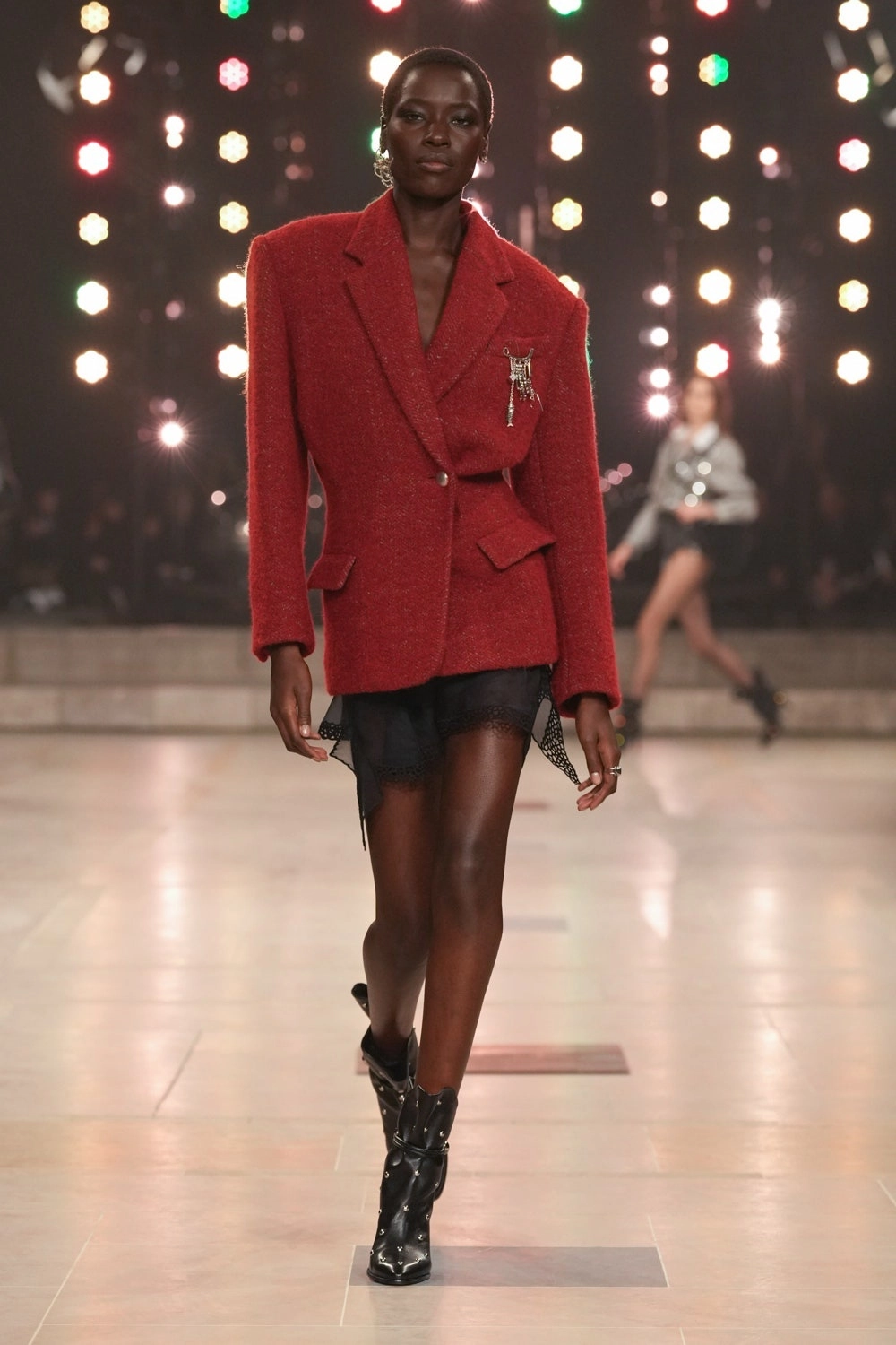 жакет з широкими плечима