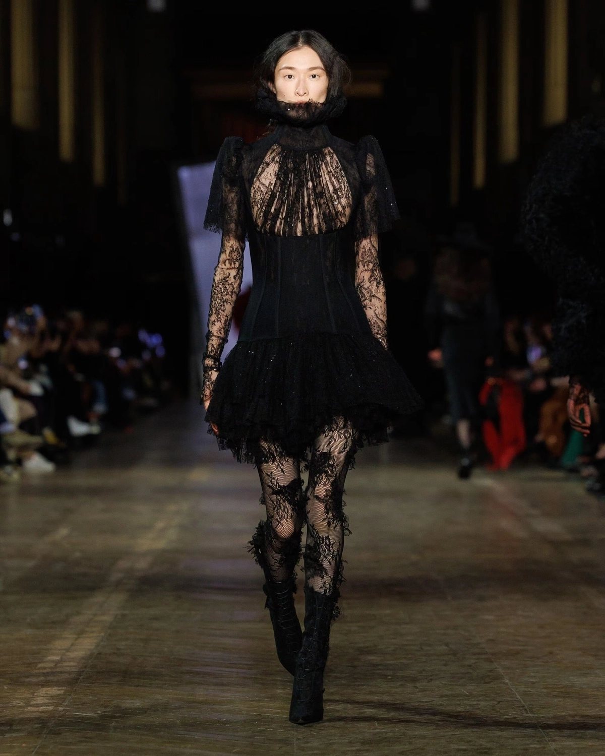 платье с кружевом