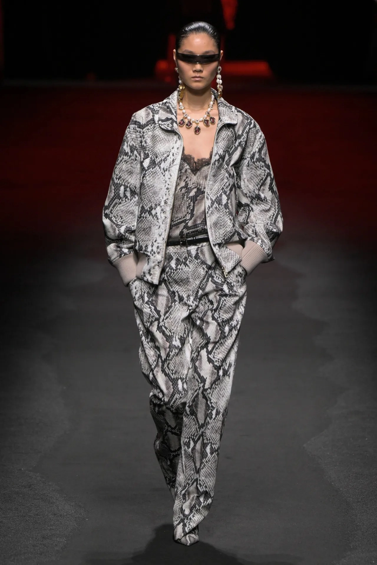 костюм зі зміїним принтом