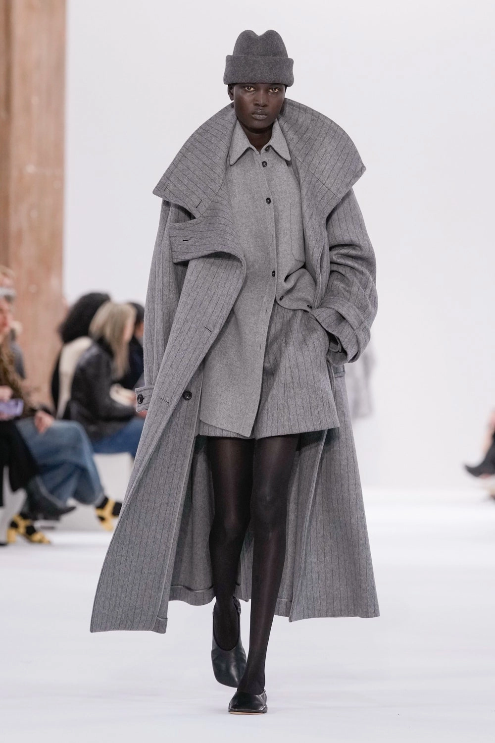 сіре пальто