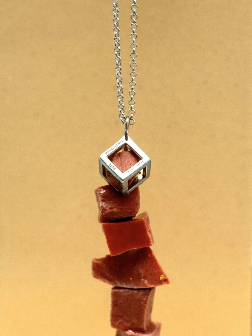 Tsvite Teren випустив прикрасу з фрагментів смальти. З неї ж відтворена мозаїка «Боривітер»