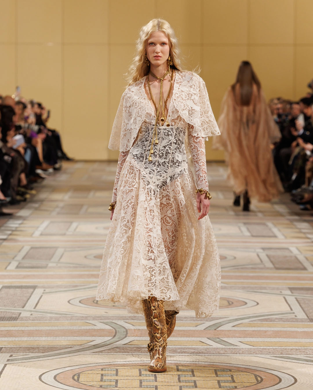 платье с кружевом