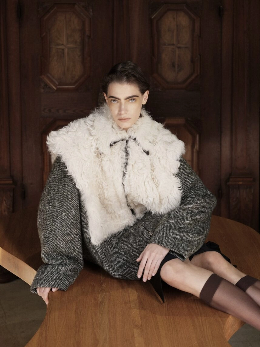 кампанію сезону FW25–26, що передає характер жінки бренду: самостійної, розумної, впевненої у своїх рішеннях.