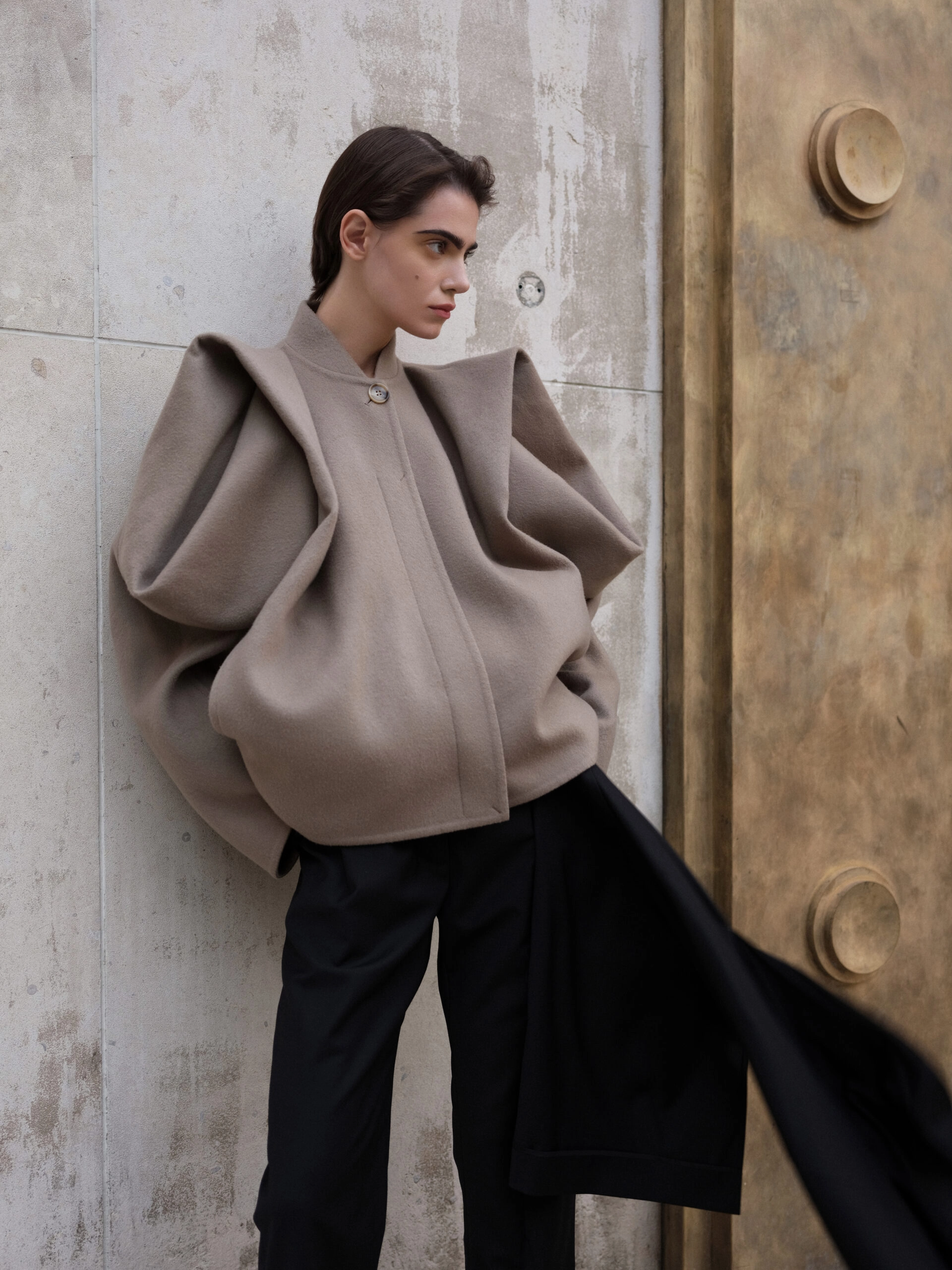 кампанію сезону FW25–26, що передає характер жінки бренду: самостійної, розумної, впевненої у своїх рішеннях.