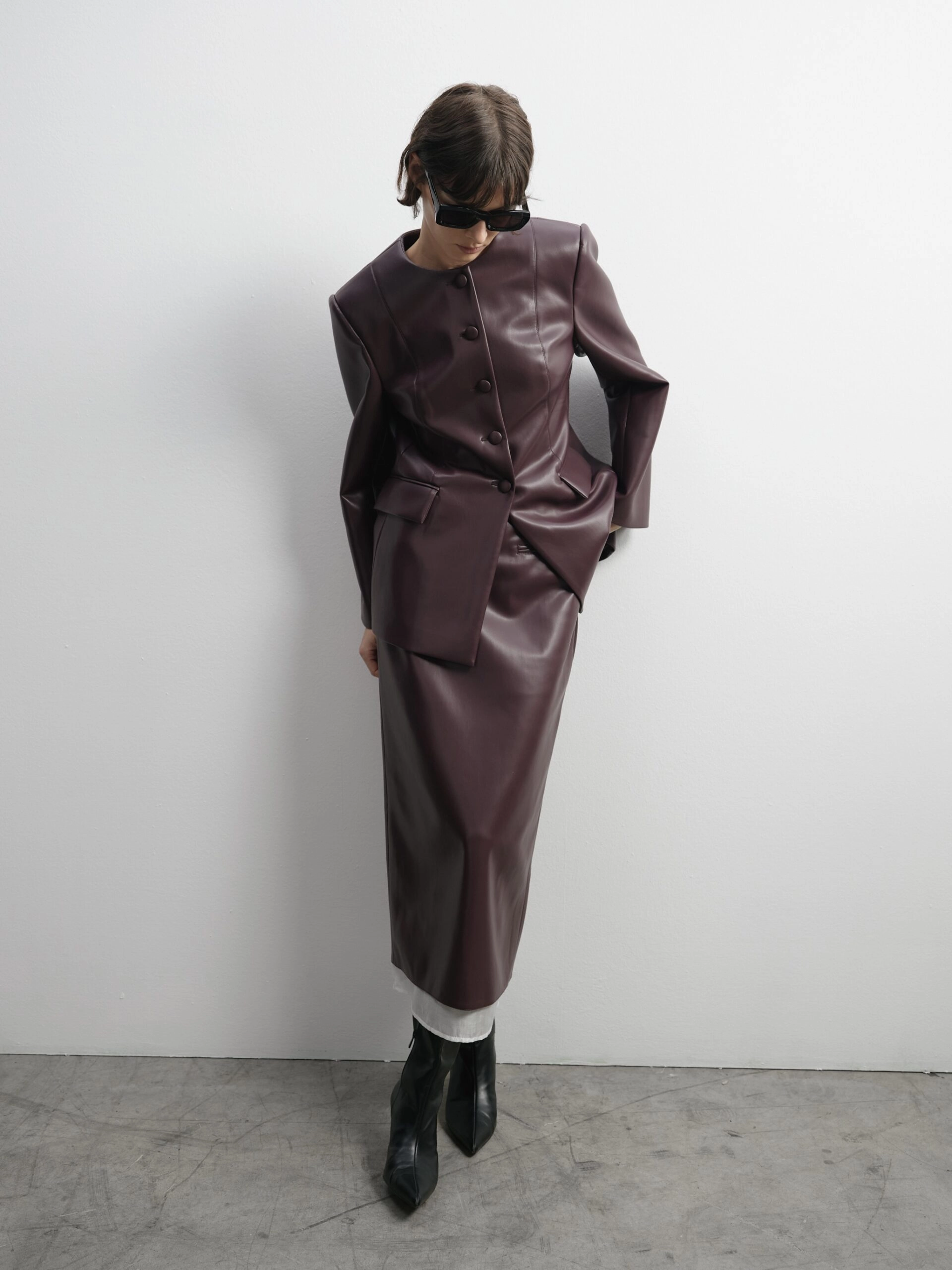 Основними елементами стали високий комір, використання екошкіри та відтінок глибокої сливи.