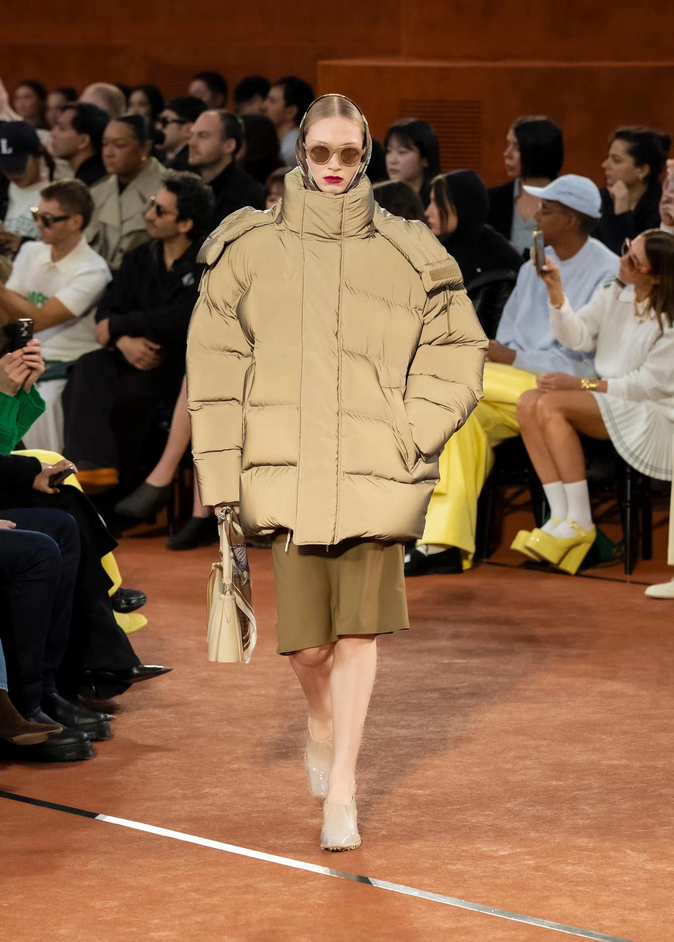 пуховик з високим коміром