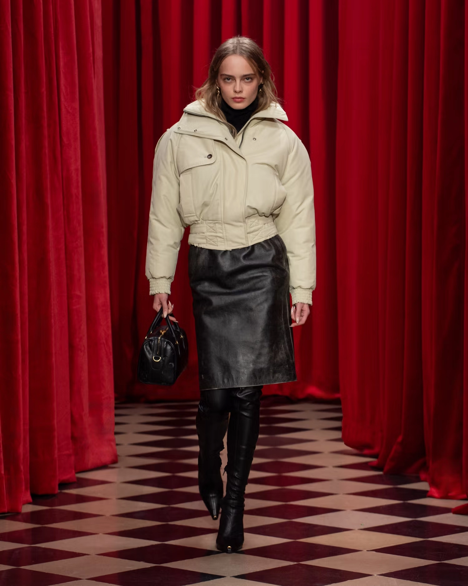 укорочений пуховик