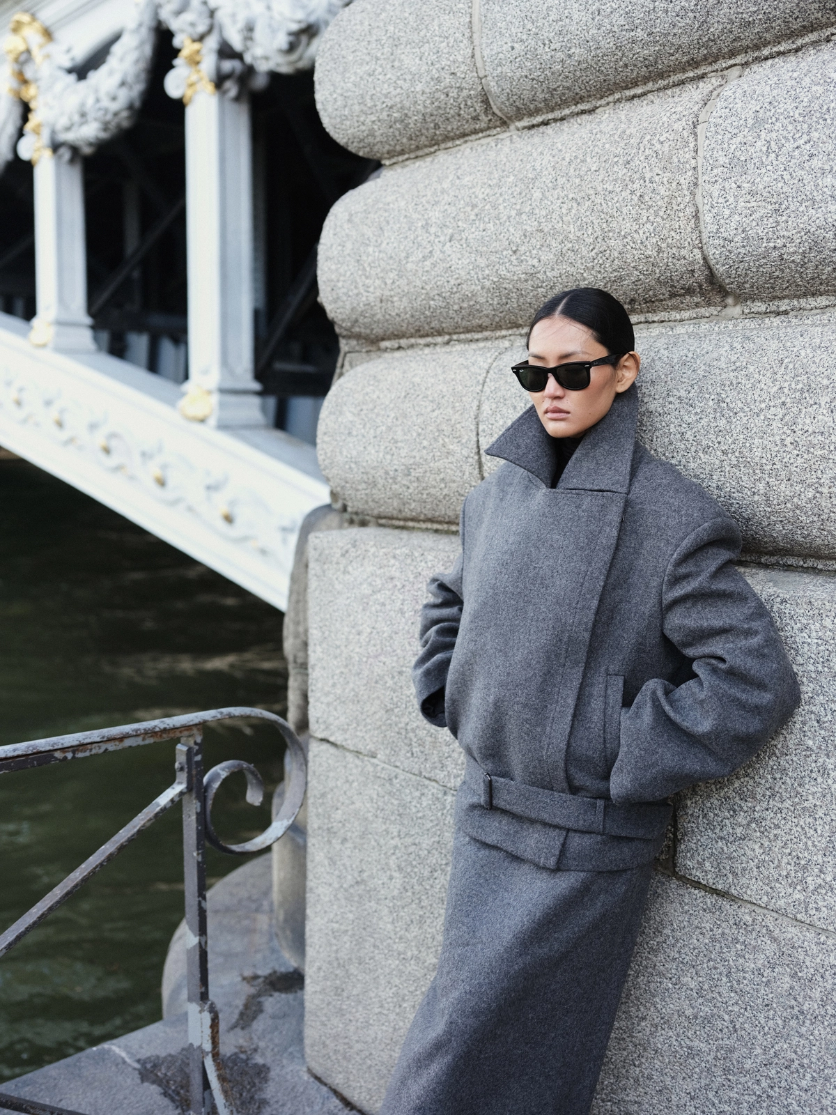 пальто з високим коміром