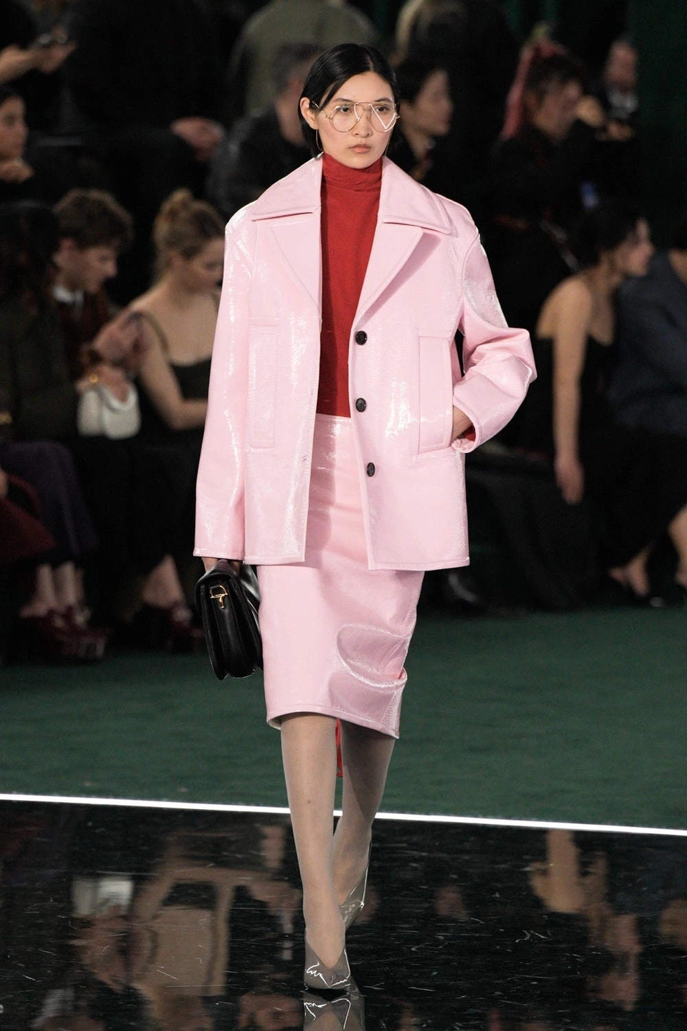 костюм из лакированной кожи