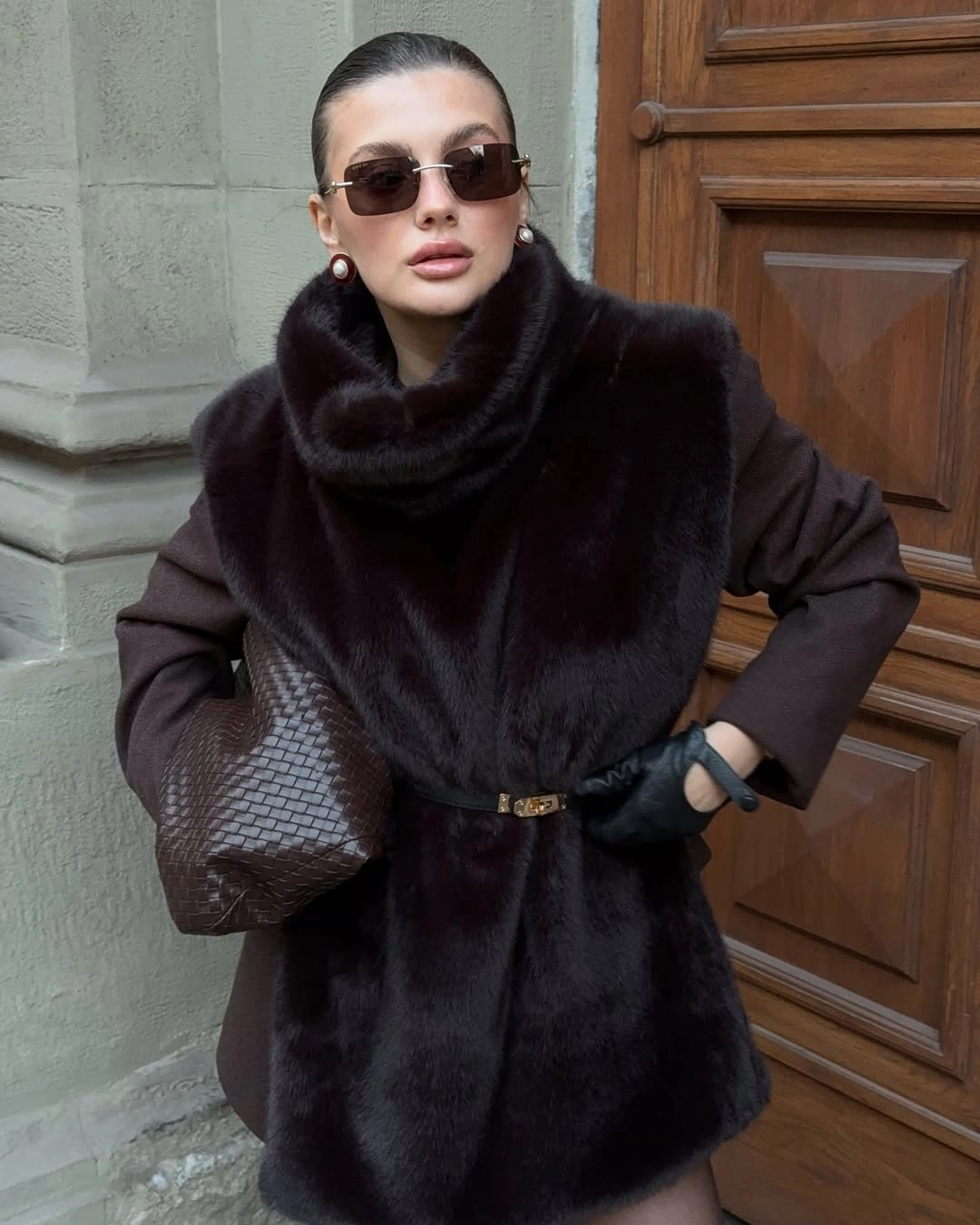 Манишка чудово поєднується з пальто.