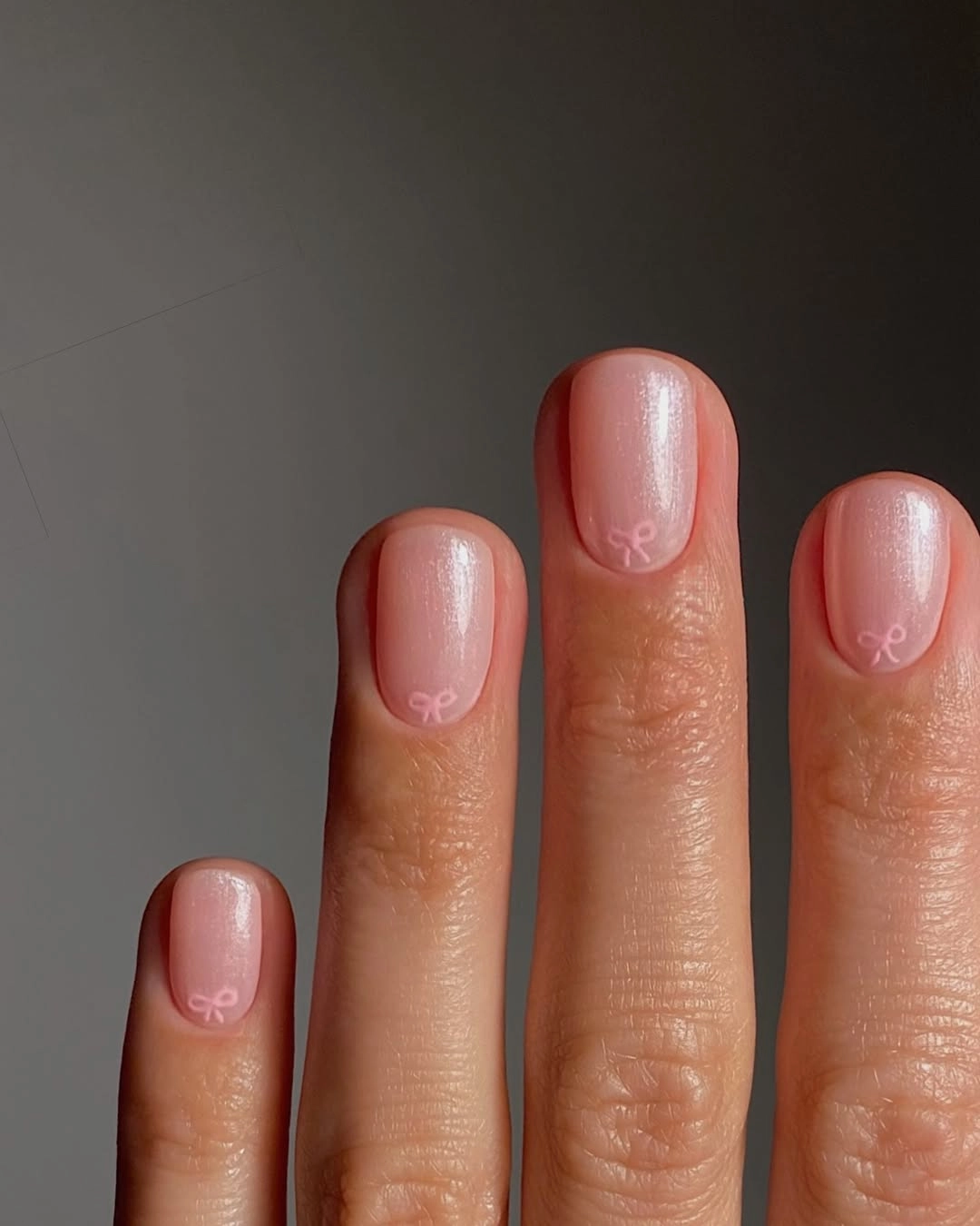 Нюдовий манікюр з мікро-дизайном.