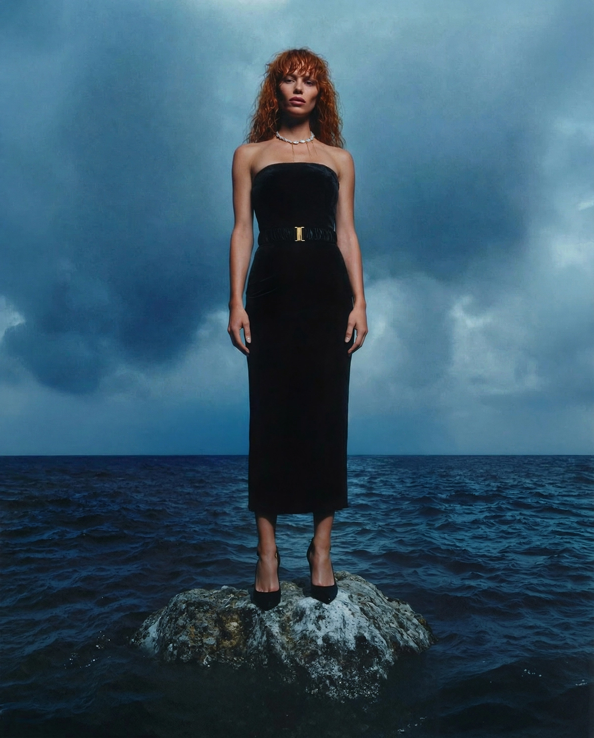 чорна сукня